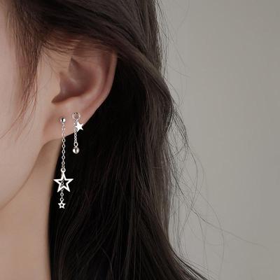 High-End Asymetrické náušnice s hviezdami a strapcami s tenkými okrúhlymi korálkami