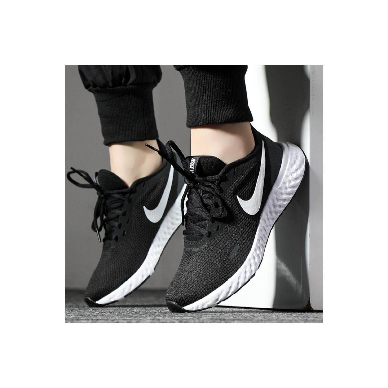 

Кроссовки для ходьбы Bq3207-002 Wmns Revolution 5