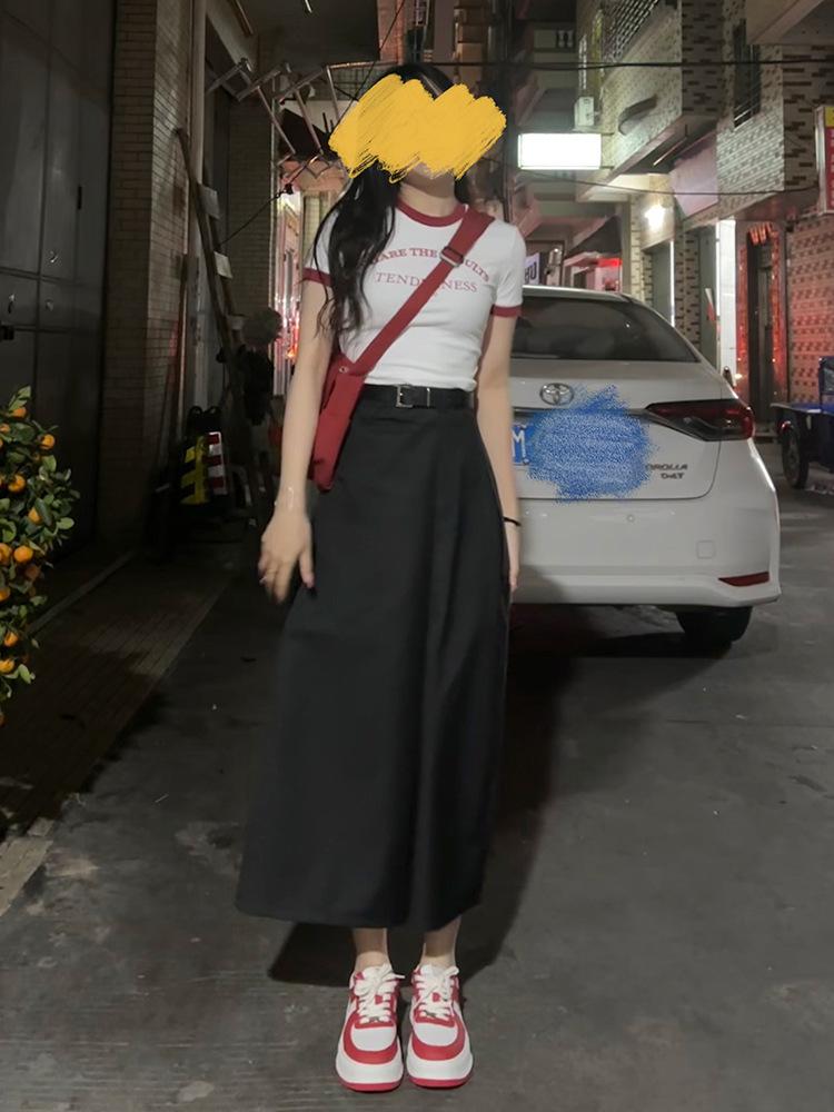 

Женская юбка миди А-силуэта серого цвета большого размера с плиссировкой - С высокой талией, стройнящая, свободного кроя для фигуры типа груша XL чёрный