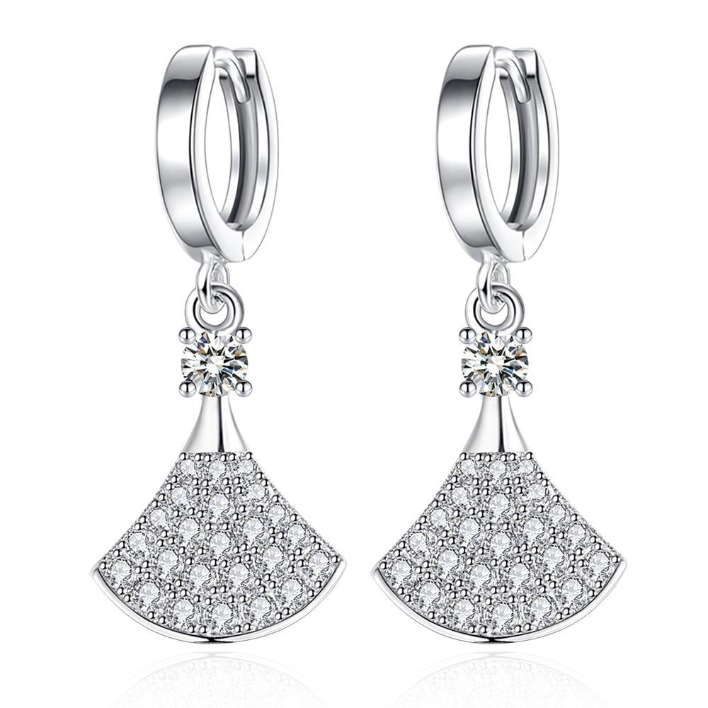 Zircon Is a Compact, Fashionable Mid-length Fan-shaped Style. Earrings