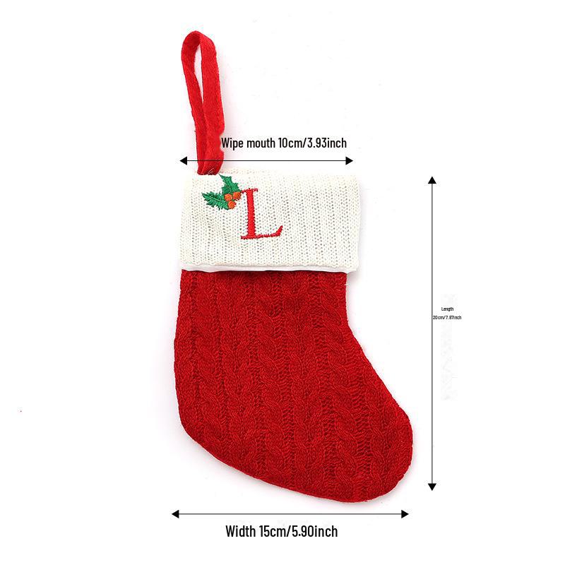 

Красные вязаные рождественские чулки с вышитыми буквами для детей