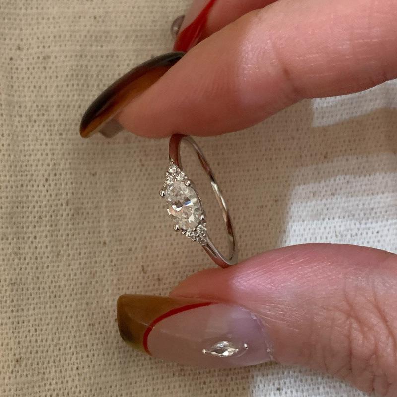 Women's Marquise Cut Diamond Ring: Elegant and Sparkling Niche Design