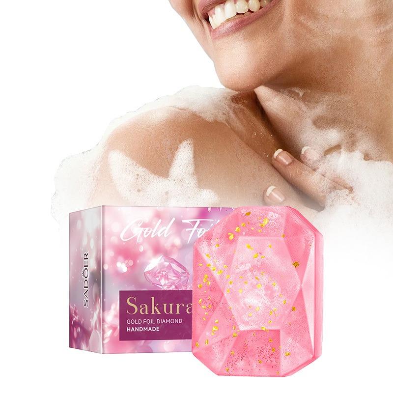 Le savon artisanal à l'huile essentielle Gold Foil Diamond nettoie la peau de la saleté et des impuretés et a un parfum longue durée. Convient à tous les types de peau