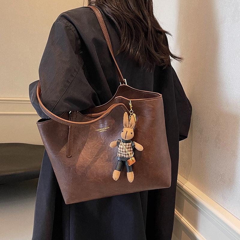 Premium textured bag women's autumn and winter 2025 new simple retro shoulder bag class commuter tote bag armpit bag