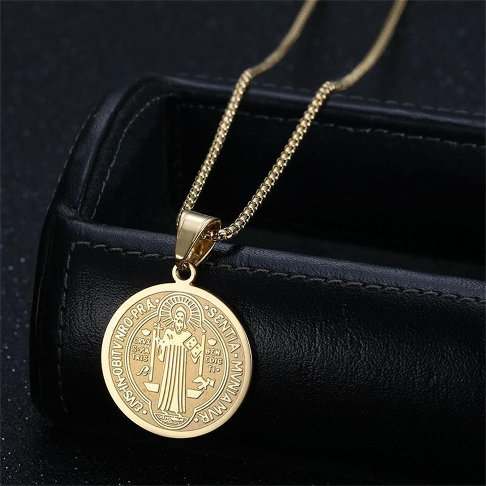 Medaglia Sacra di San Benedetto Ciondolo Colore Oro Acciaio Inossidabile Croce di Gesù Collana Rotonda per Donne Uomini Gioielli alla Moda Regalo