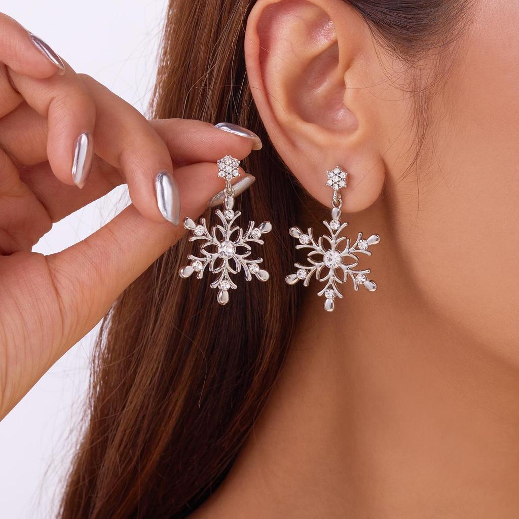 European & American Christmas Snowflake Earrings: Women's Fashion Diamond Pearl Studs