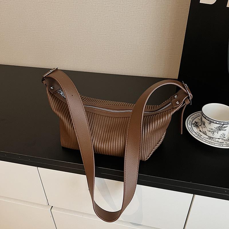 Large capacity bag women's autumn and winter retro 2025 new niche design pleated shoulder bag versatile commuter dumpling bag