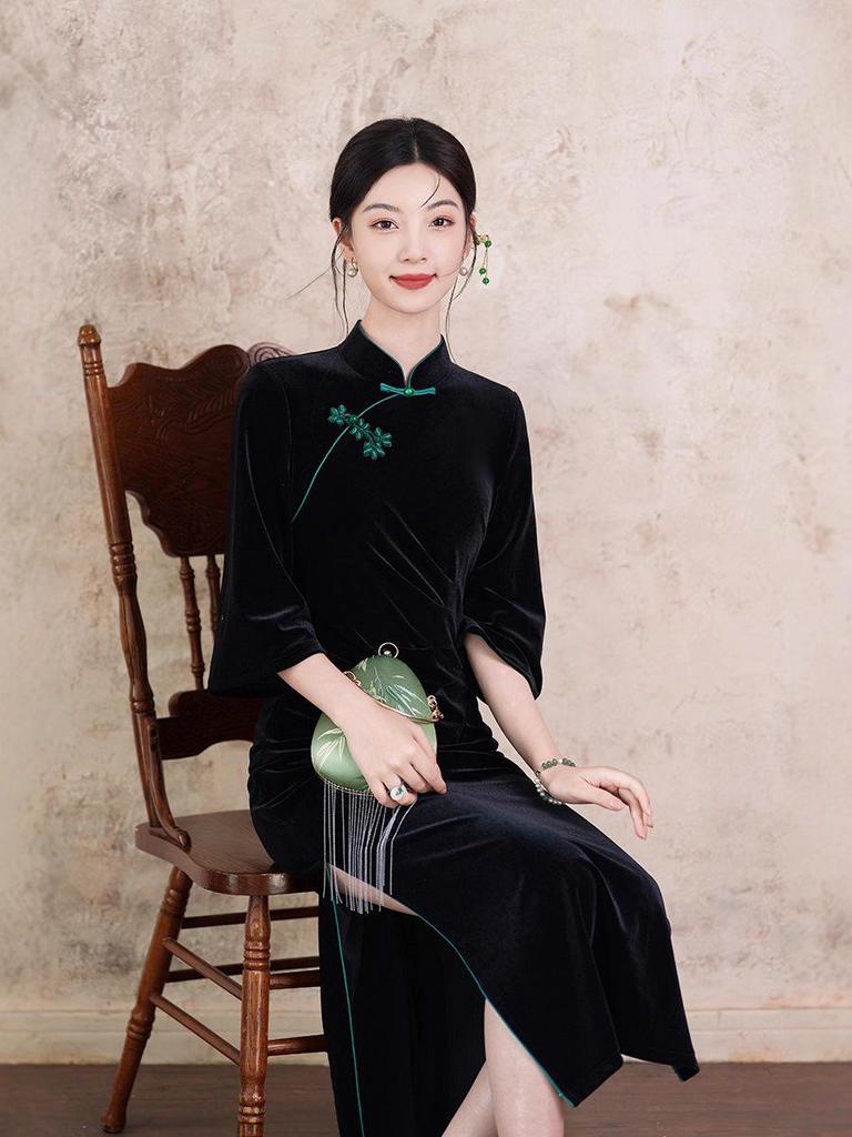 Aksamitny Cheongsam z długim rękawem, dostojny, wyszczuplający, czarny - styl retro chiński na jesień 2025.