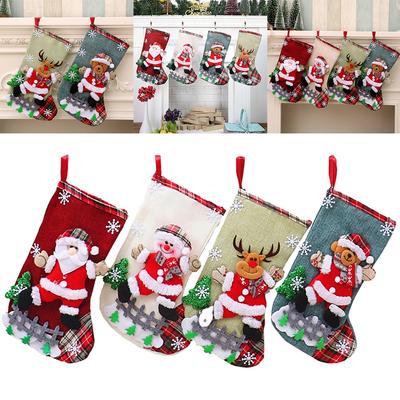 Sada 4 ks vánočních punčoch Velká kapacita Vánoční ozdoba Ponožka Plyšový Santa Claus/Sněhulák/Medvěd/Los pro Domov Třídu Oslavu