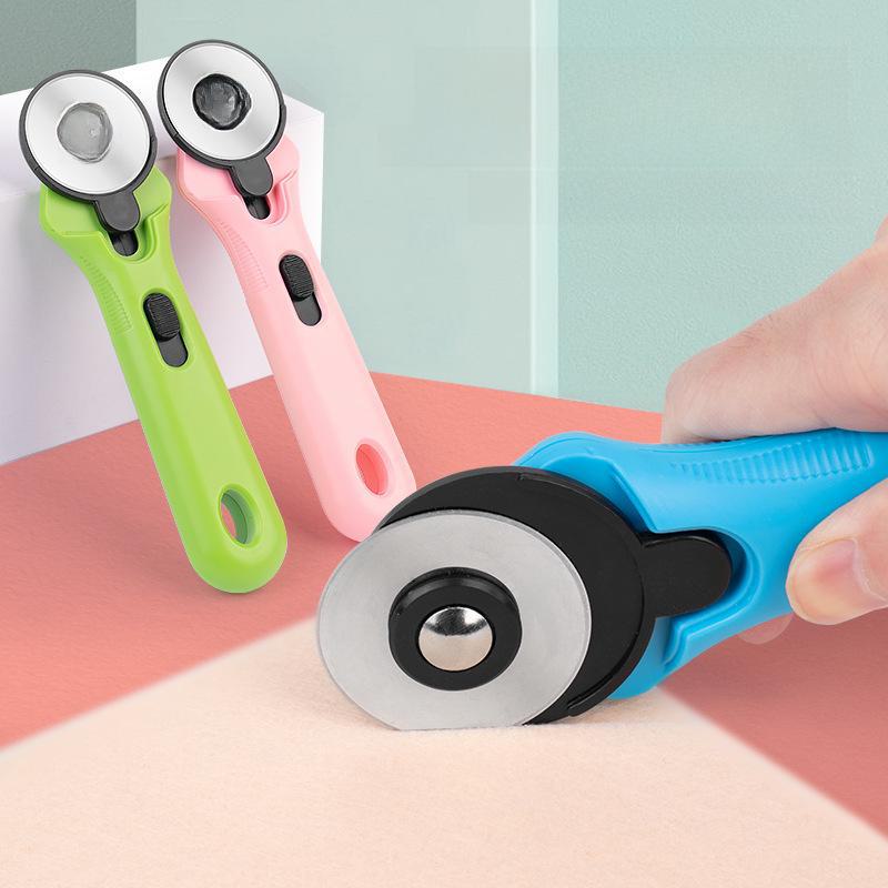 

Ручной роторный резак 45 мм для ткани, кожи и бумаги тёмно-синий