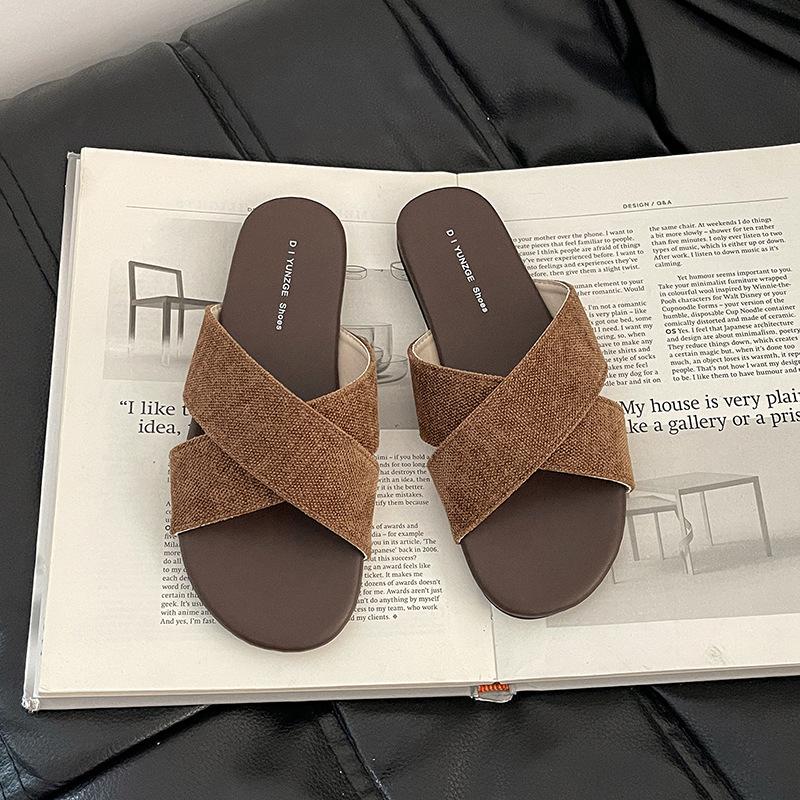 

Fashion versatile niche design one-word drag women s summer new wear simple casual flat-bottomed beach sandals 40