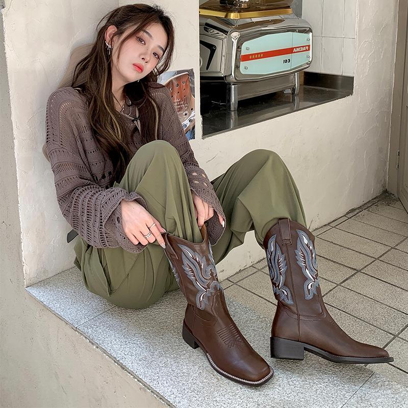 

2025 новые ретро вышитые ковбойские сапоги в западном стиле женские с квадратным носком V-образным вырезом толстым каблуком средней длины голенища до колена коричневые сапоги рыцаря 40 темный кофе