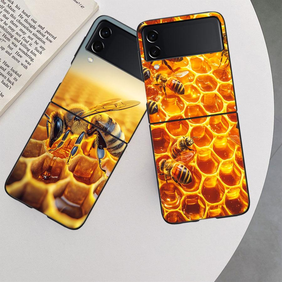 Bees and Honey in the Honeycomb Phone Case For Samsung Z Flip 7 6 5G Galaxy Z Flip 5 4 3 Black Hard Cell Cover Luxury PC Shell