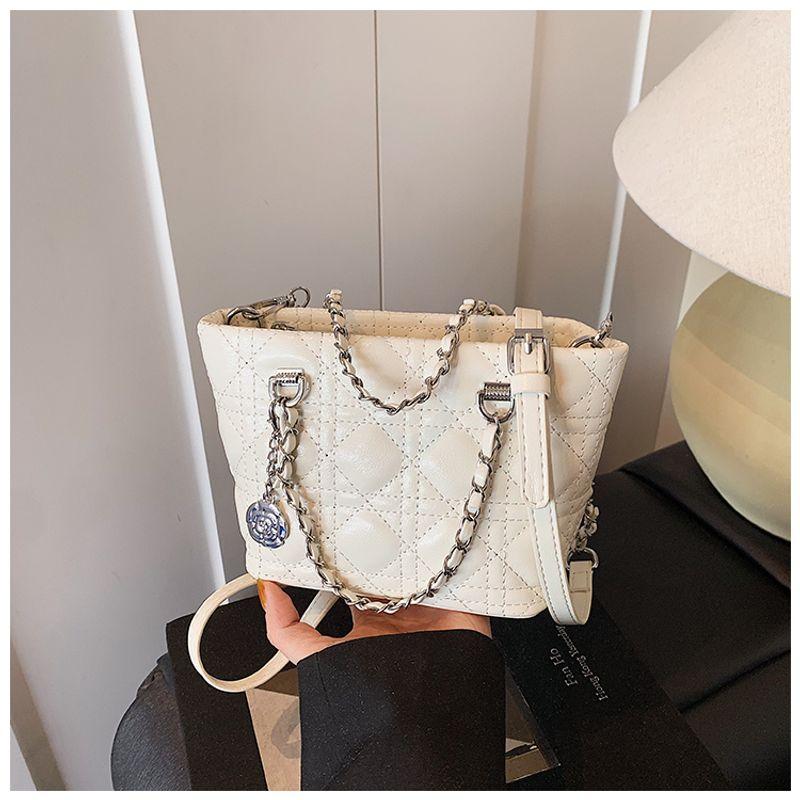 

White Rhombus Chain Portable Bucket Bag Women 2025 New Light Luxury Niche High-Grade Exquisite Shoulder Messenger Bag White