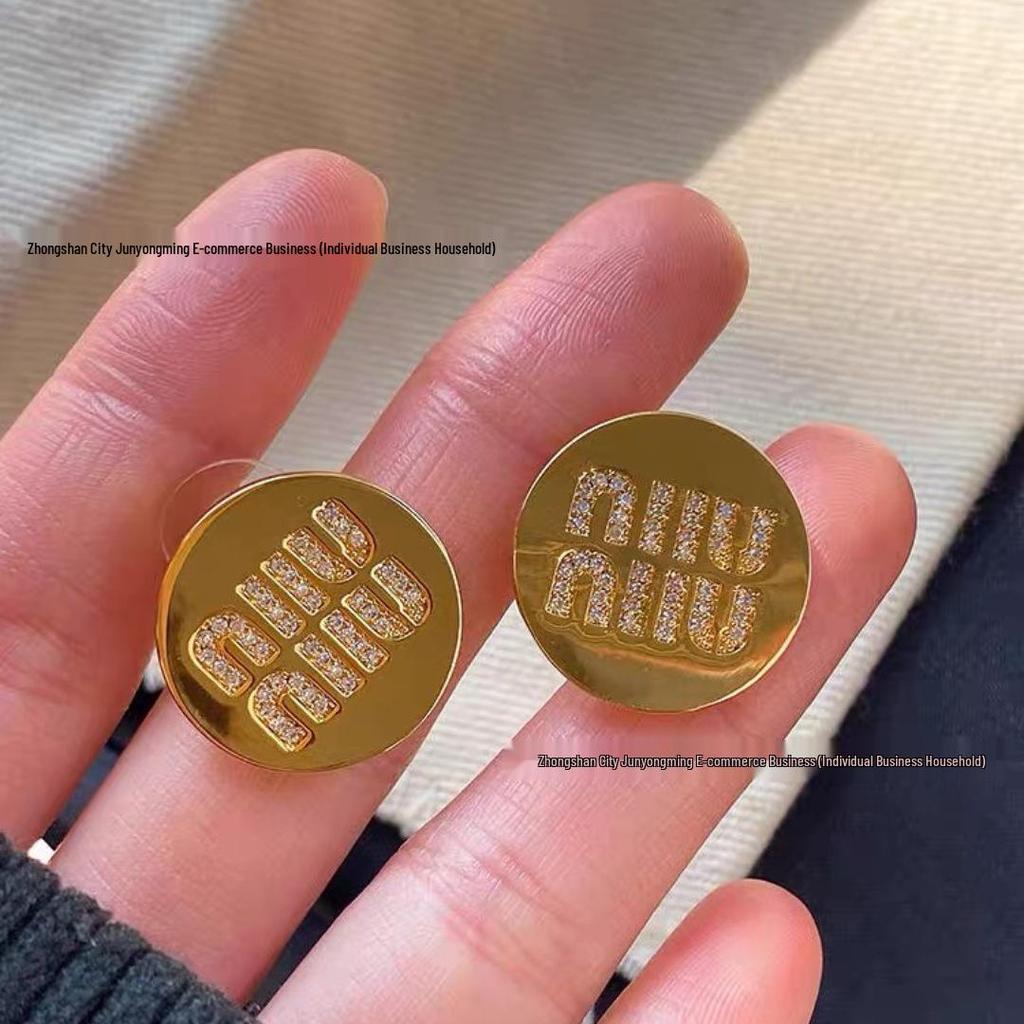 Mius zweireihige Kristall-Buchstaben 'Miu' Runde Kuchen-Steckohrringe: Süßer Stil für Damen und Mädchen