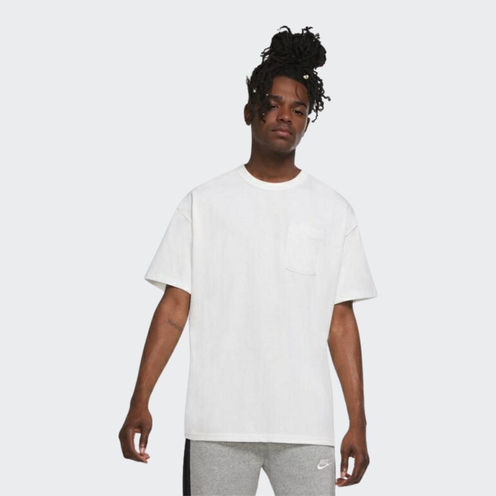 Nike Sportswear Essential T-Shirt mit Sticklogo und Tasche, kurzärmelig, Herren-Tops, Weiß DB3250-100