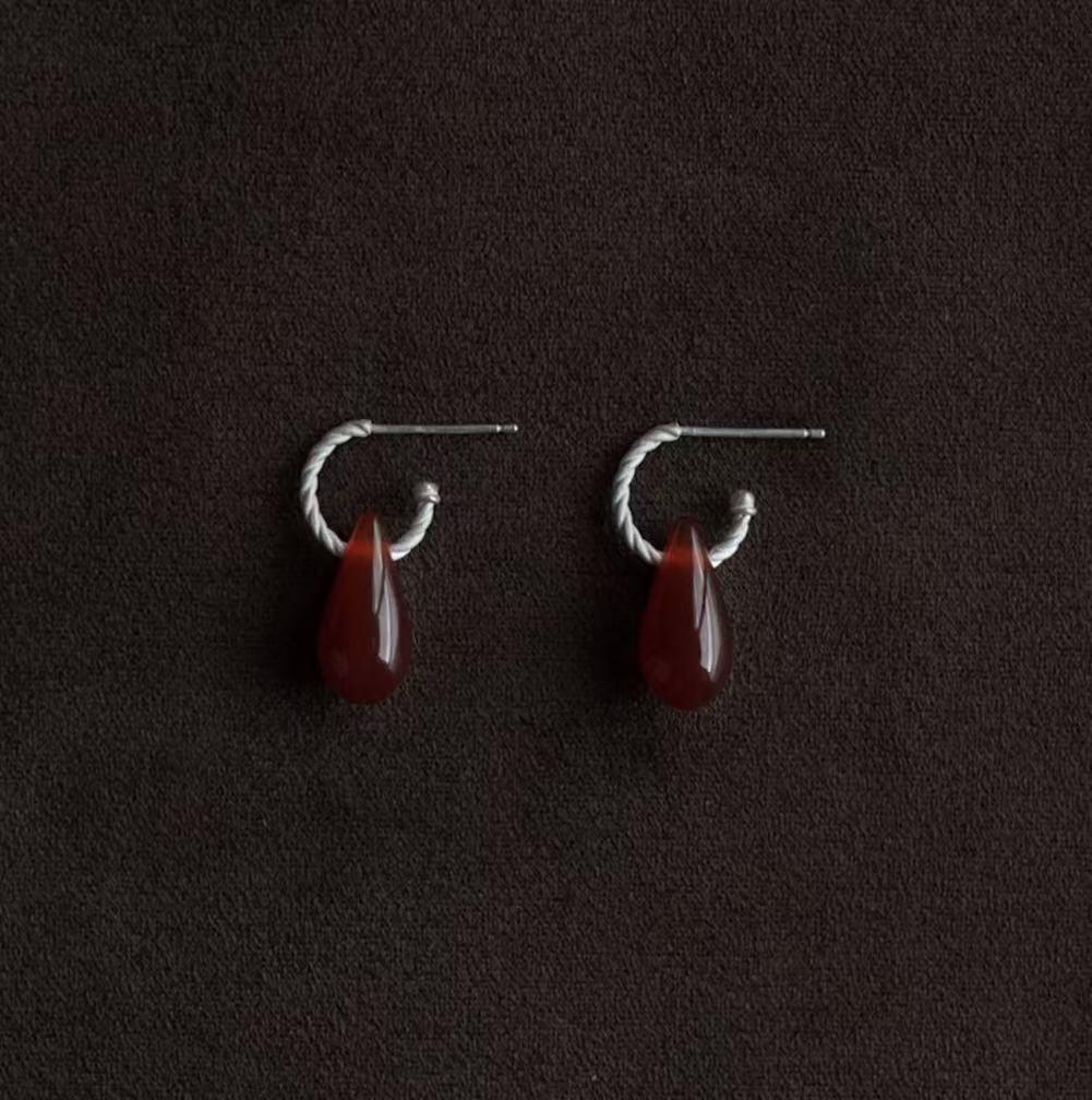 Korean Red Agate Teardrop Necklace: Elegant, Versatile Pendant for a Luxe, Sophisticated Look