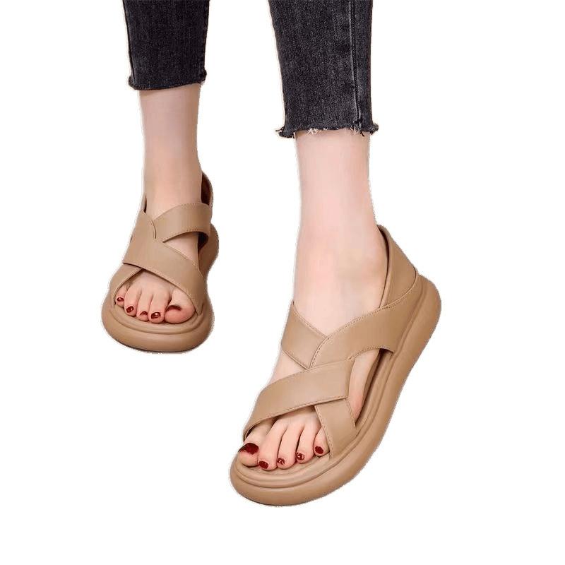 Koreansk version av lättviktssandaler med tjock sula och en rem, små höjdökande mångsidiga strandskor 2025 sommar nya mammasandaler