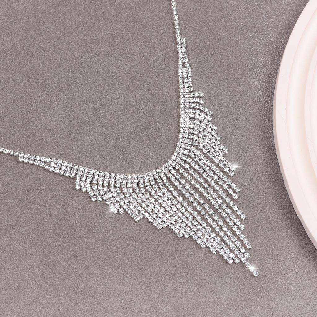 A Set of Exquisite Claw Chain Necklace and Exaggerated Earring Set, Two-piece Water Droplet Necklace, Dinner Accessories for Women