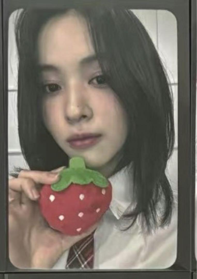 

[USED] itzy Ryujin CAKE Soundwave Lakidro Strawberry Trading Card 6