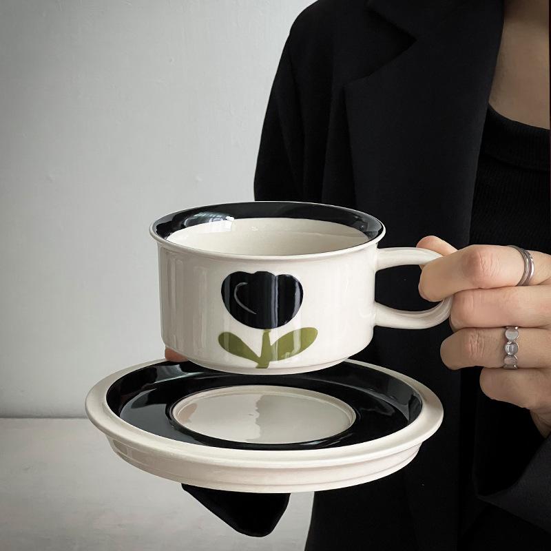 Ručně malovaný květinový keramický šálek retro niche kávový šálek s podšálkem set latte latte čajový šálek