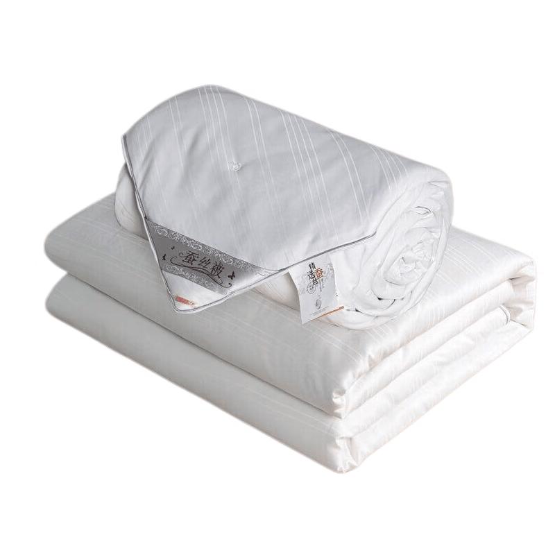 All-Season Polyester Quilt with 100% Cotton Cover