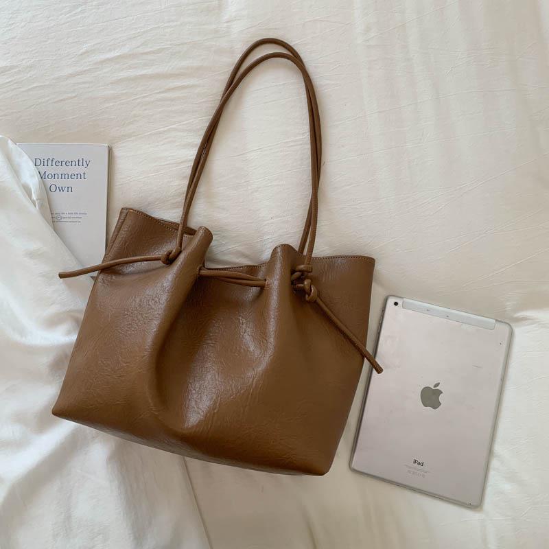 

2025 Autumn/Winter Elegant & Versatile Women s Shoulder Tote - Large Capacity, High-End Commuter Bag коричневий
