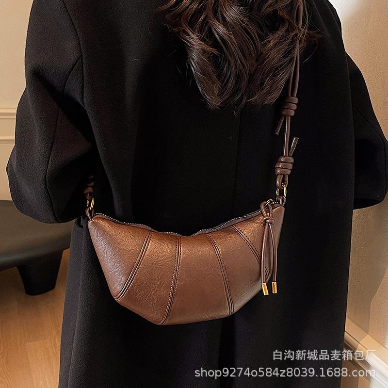Single shoulder solid color niche design versatile horn messenger bag manufacturer casual texture commuter fashion dumpling bag