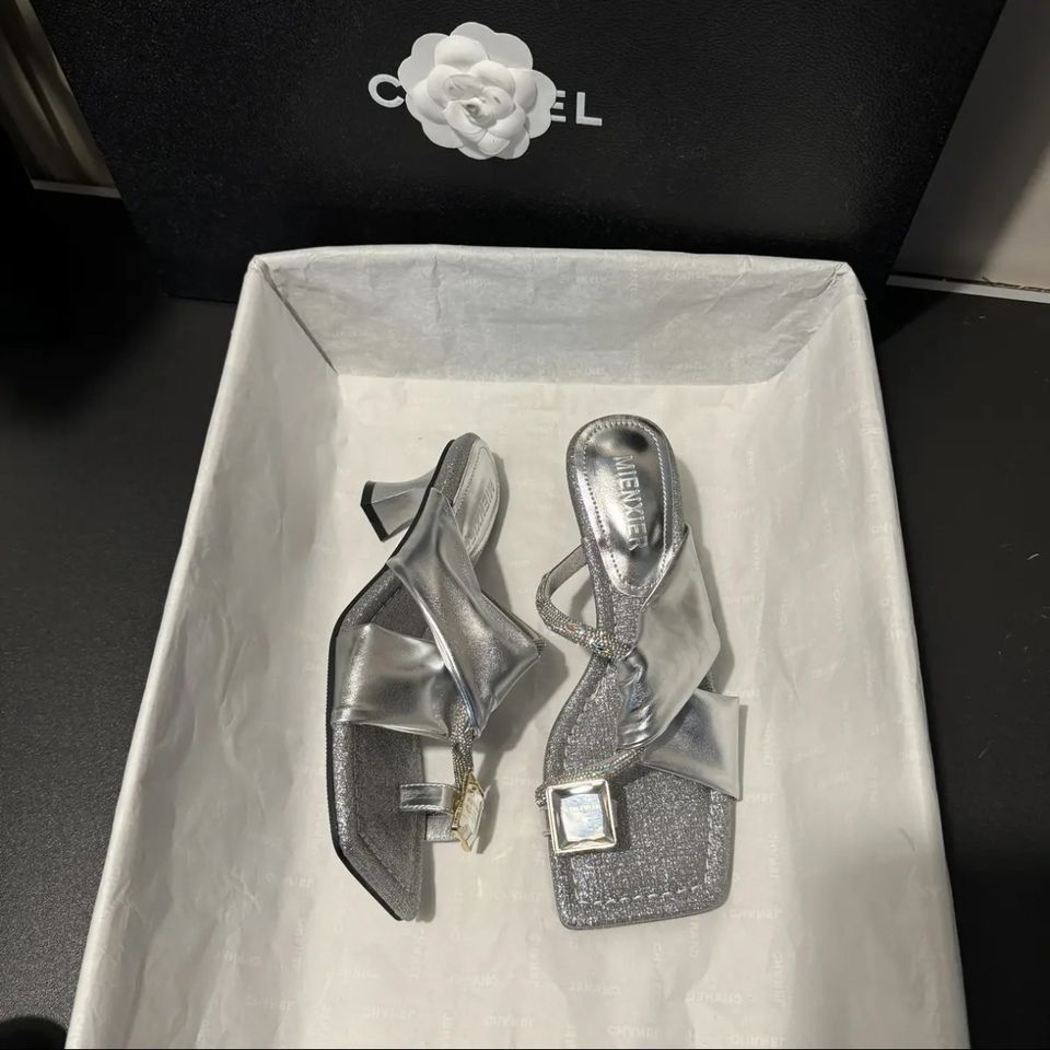 Square head rhinestone toe thick heel cool slippers outer wear 2025 new item extraordinary French temperament word silver sandals women