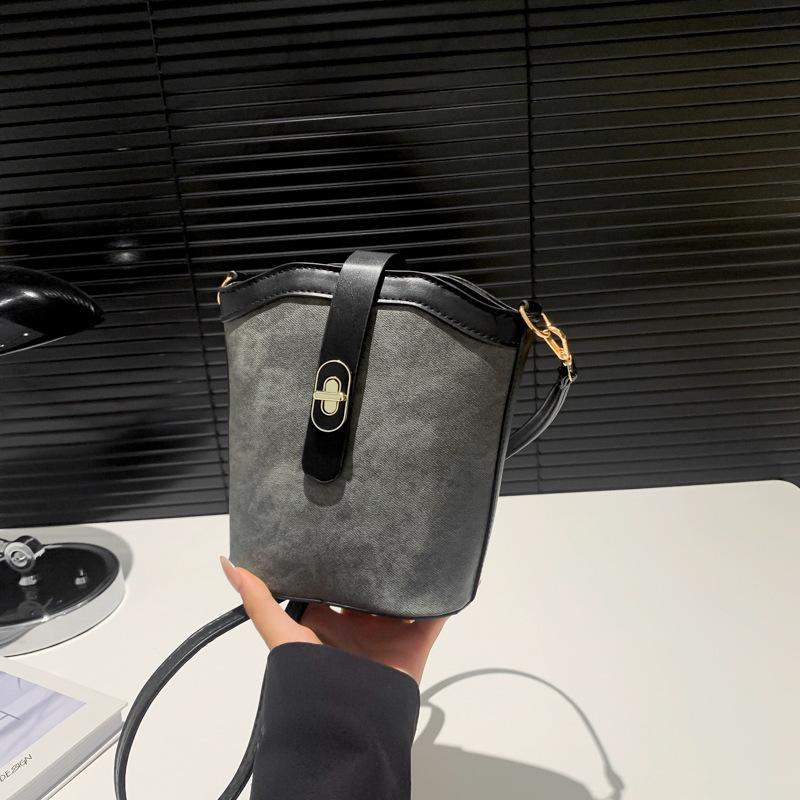 Retro Niche Bag Women's Bag 2025 New Popular Aesthetic Summer Texture Messenger Bag Fashionable Shoulder Bucket Bag