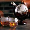 Kreatywny zestaw karafek Globe z karafką bezołowiową Wykwintny stojak z drewna i 2 szklanki do whisky Karafka do whisky Globe Grade Gift
