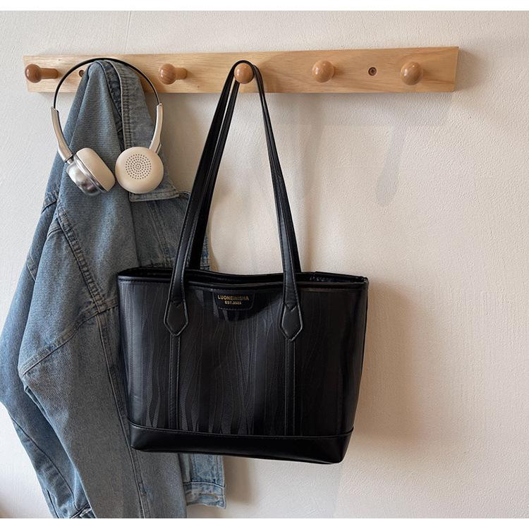 

2025 summer new wavy tote bag casual PU fashion versatile high texture commuter shoulder armpit bag чёрный
