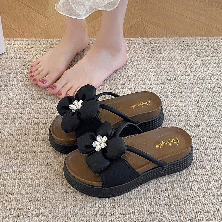 In the summer of 2025, the new platform-soled flowers and women's slippers are fashionable and versatile muffins and beach shoes, rhinestone sandals.