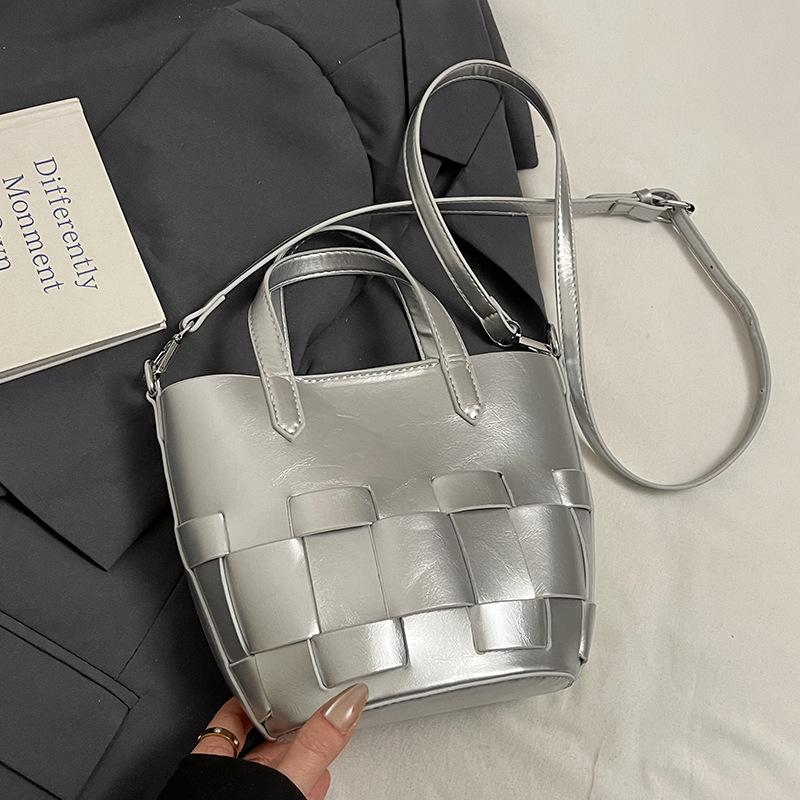 Spring and summer casual simple small fresh personalized woven design sense portable bucket bag fashionable versatile commuter messenger bag