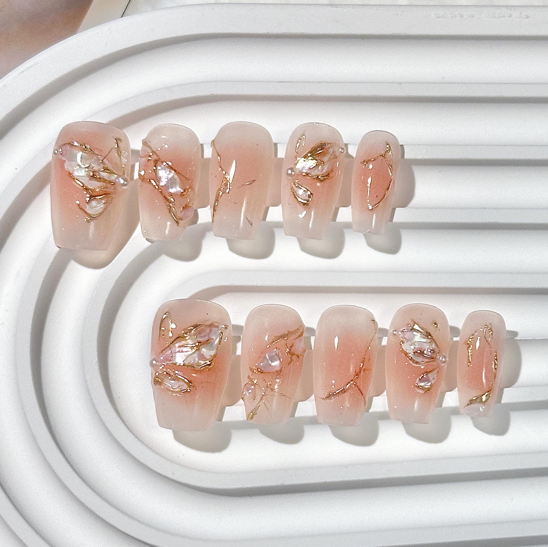 

Искусственные овальные ногти, средней длины, с отбеливающим маникюром и дизайном «Бабочка».