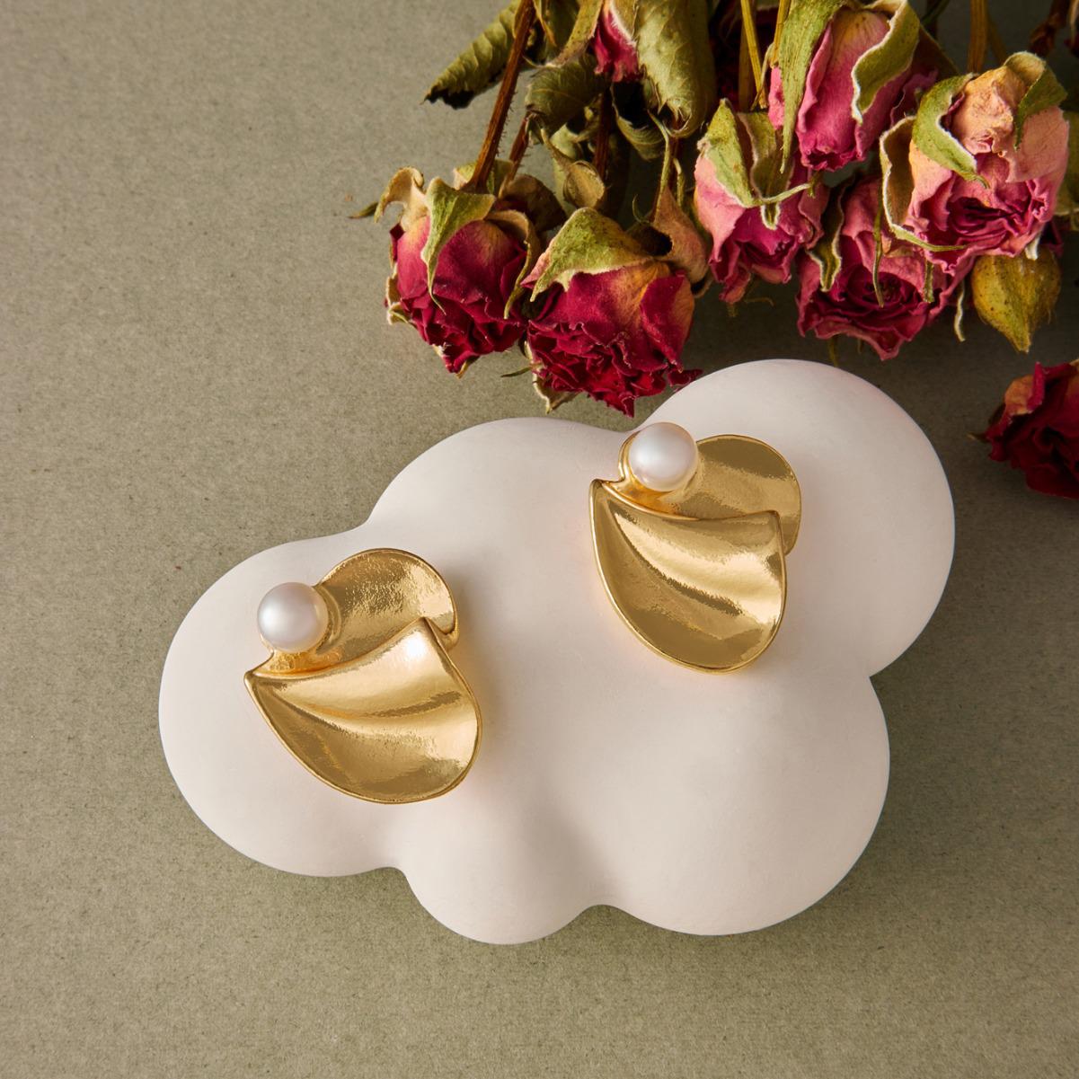 

Exquisite French High-End Small Pearl Heart Stud Earrings for Women золотой