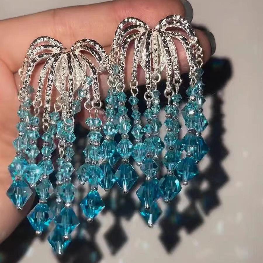 Orecchini lunghi esagerati di lusso leggero blu fuochi d'artificio cascata con frange da donna personalità di nicchia orecchini lunghi di alta gamma orecchini
