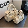 Hochwertige tragbare kleine quadratische Tasche in Kontrastfarbe aus Platin für den Sommer. Vielseitige Umhängetasche für Pendler
