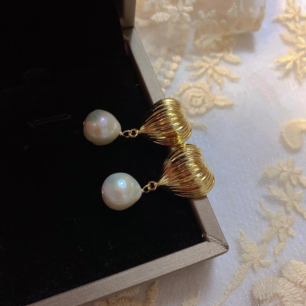 Französisches Retro-Temperament Natürliche Barockperlen-Steckohrringe Nischen-Design-Gefühl Liebe Ohrringe Ohrringe Persönlichkeits-Trend