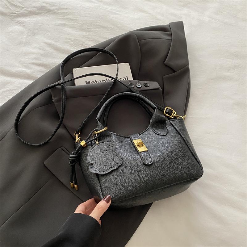 Korean Version of Niche Portable Bucket Bag Women's 2025 New Trendy Fashion Versatile Shoulder Bag Simple Casual Messenger Bag
