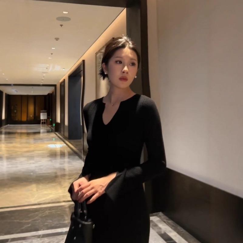 [] Black Long-sleeved V-neck Dress Autumn New Temperament Slim-fitting and Thin Dress