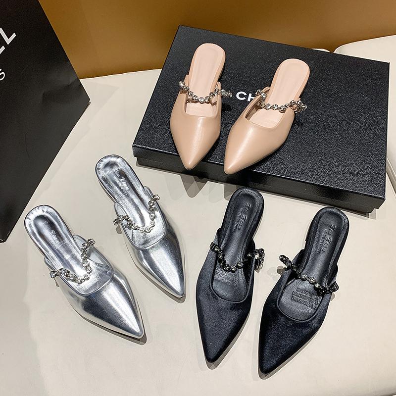 Neuer Stil Beliebte Designs Luxus Damen Pantoletten Elegante Slipper Niedrige Absatzsandalen Goldene Damen Hausschuhe Spitzschuhe für Damen