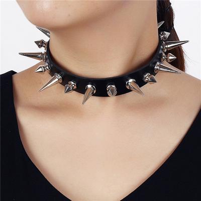 Punk Langer Dornen-Choker Kunstlederhalsband für Damen Herren Cool Große Nieten Nietenbesetzter Choker Goth-Stil Halsketten Zubehör