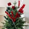 Feiertagsgirlande in Rot-Grün für den Weihnachtsbaum und festliche Dekoration