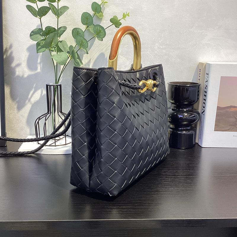 2025 Neue handgewebte Tasche Holzgriff Metallseil-Schnalle Tragetasche Retro Premium Schulter-Umhängetasche Damen