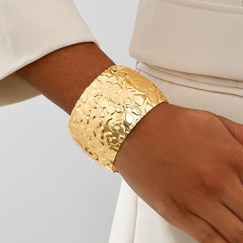 

Модные браслеты с подвесками для женщин золотой