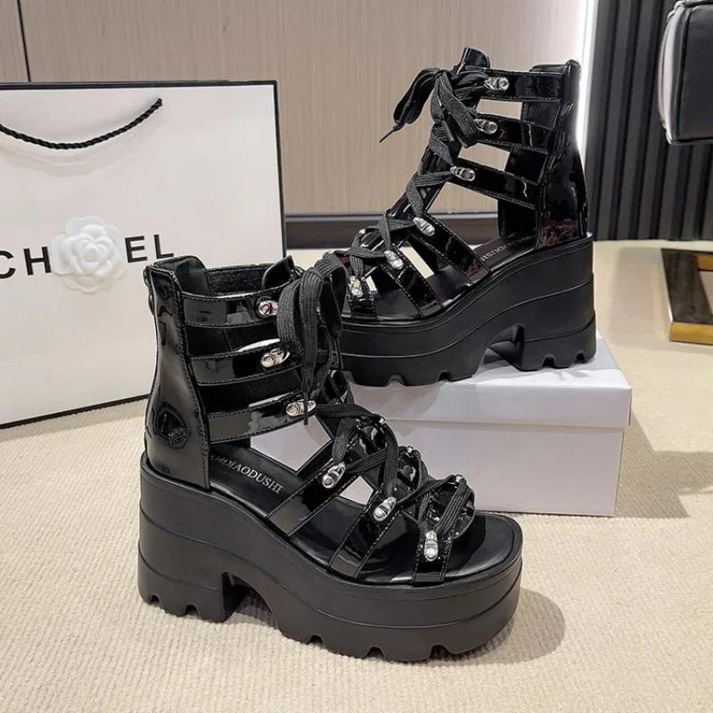 Módní dámské sandály 2025 Nové duté ležérní dámské sandály s otevřenou špičkou a křížovými pásky Dámské boty Klínky Léto Velké 42 Římské