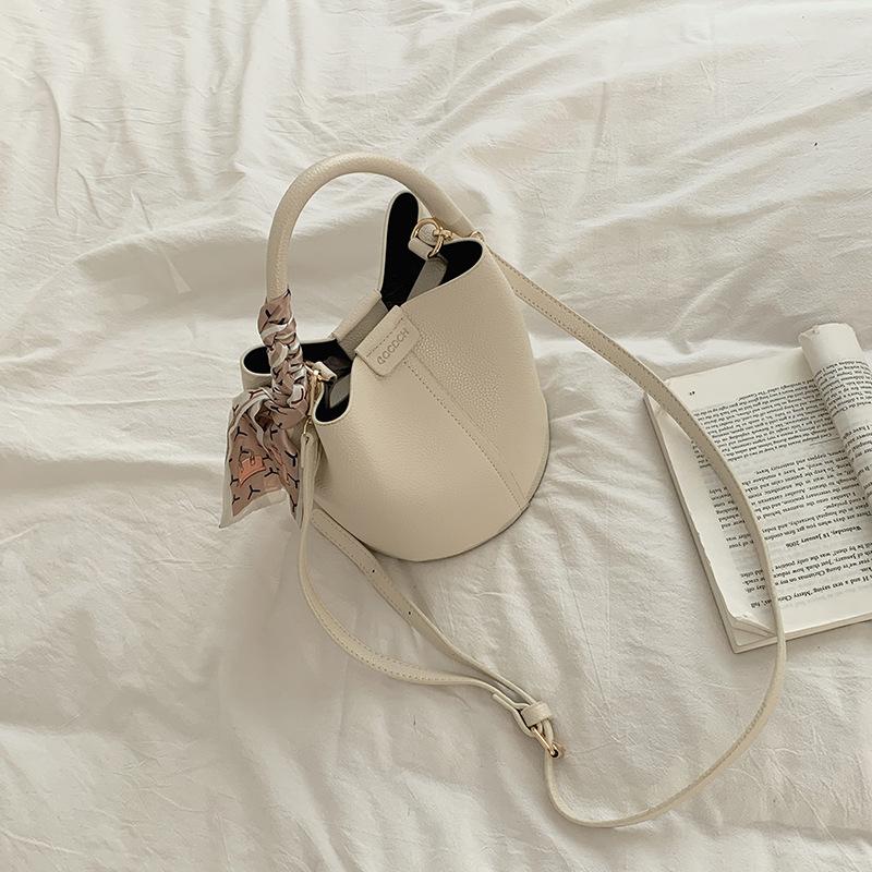 

Сумка - это модная и простая сумка-ведро с нишевым дизайном и сумка через плечо.