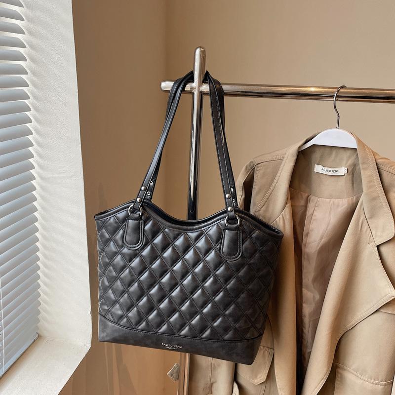 

Gentle bucket bag women s high-end commuter handbag ins versatile vegetable basket single shoulder armpit bag 39*15*29