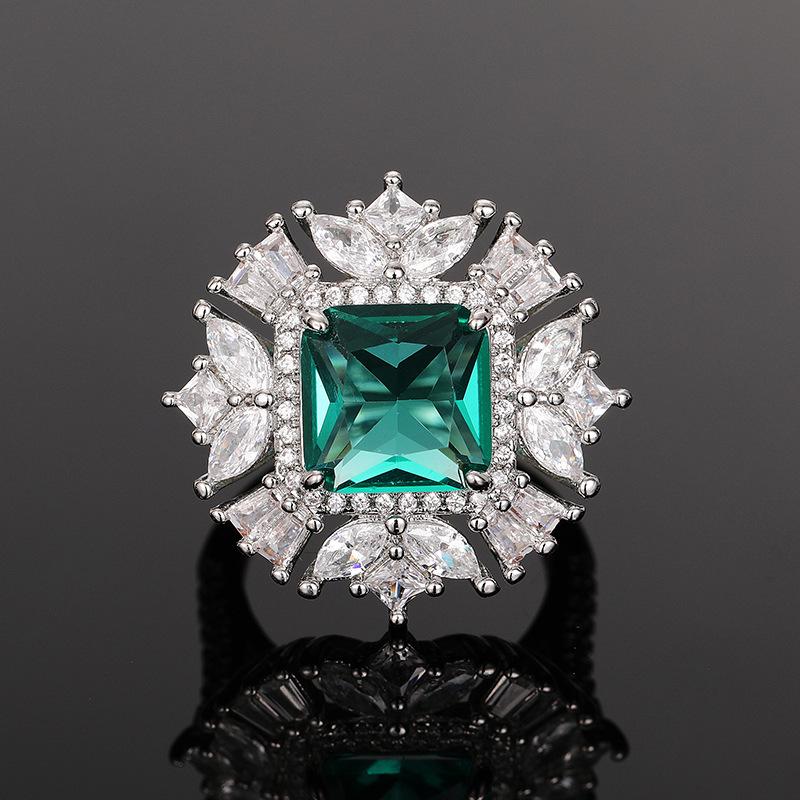 Anello da donna in giada smeraldo imitazione ricco, modello di rivista di lusso ad alto temperamento, modello di lusso leggero europeo e americano